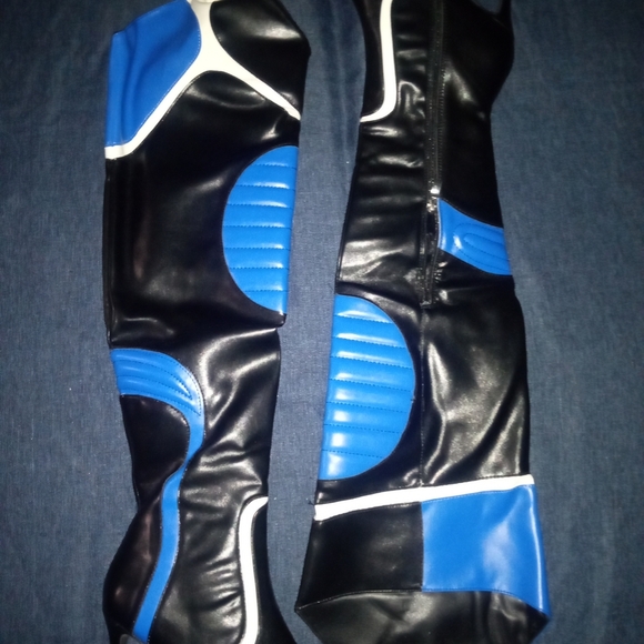 "Cyberstrut 99: Tokyo Skyline" Chic Black and Blue Heeled Boots - Picture 2 of 9